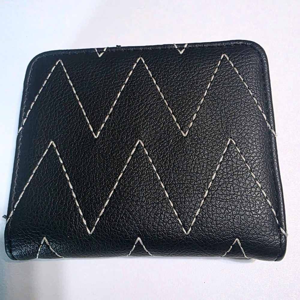 Betsey Johnson Black Zigzag Stitched Bifold Wallet Gold Lip Charm Pink Hearts - Picture 2 of 8